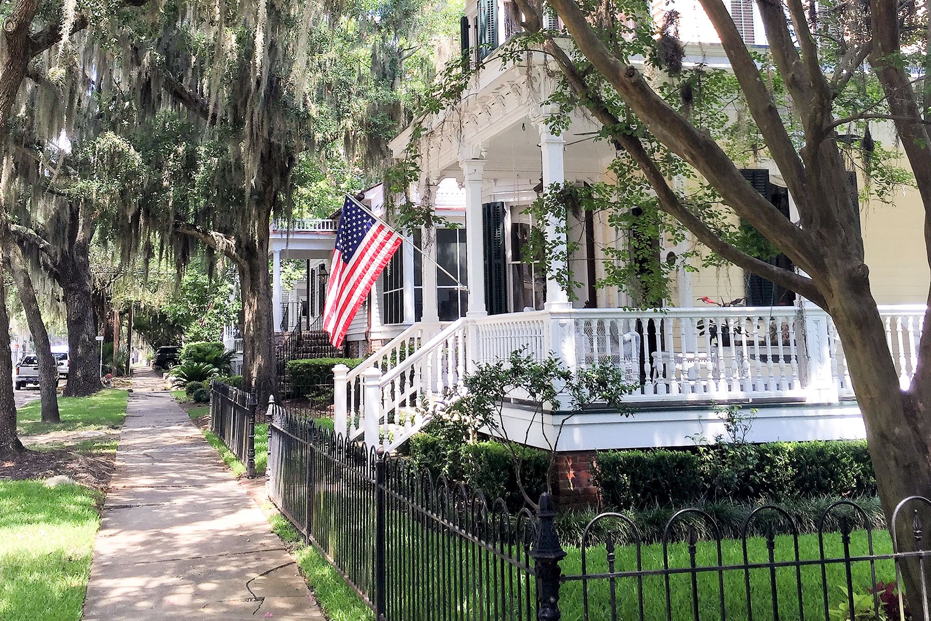 Mit Louisianamoos behangene Bäume in den Straßen von Beaufort in South Carolina