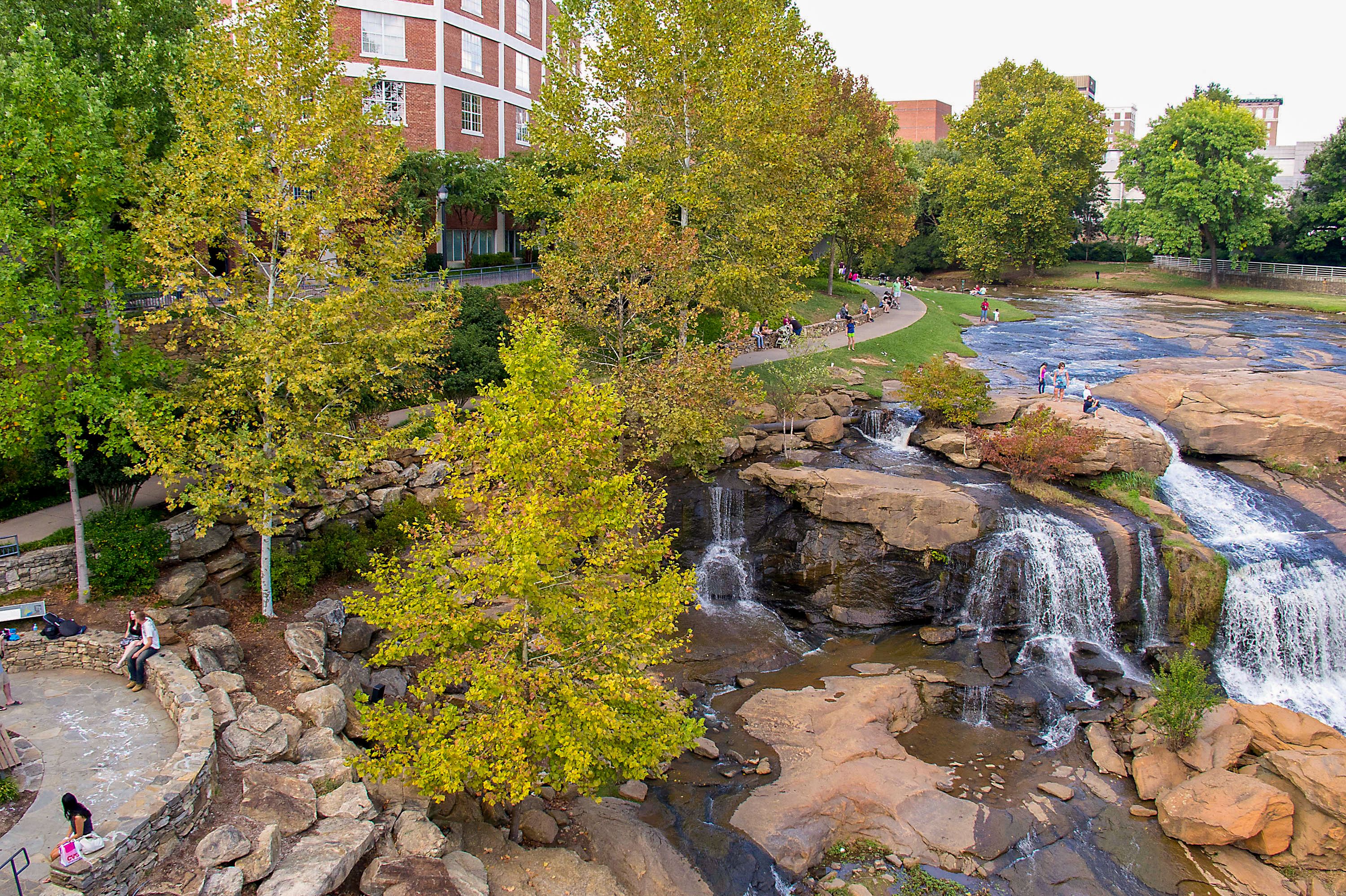 Eine Auszeit nehmen im Falls Park in Greenville, South Carolina