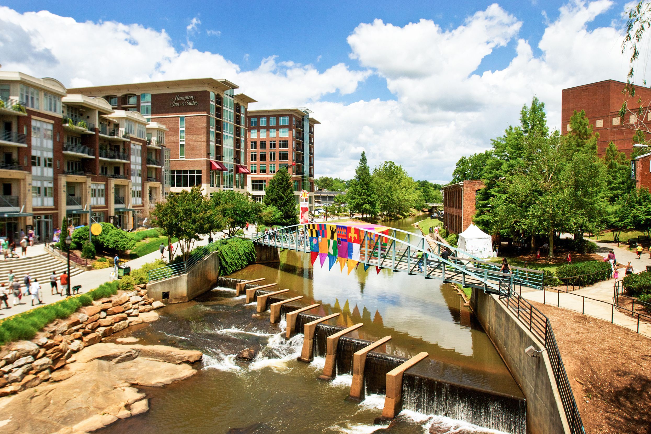 Eine zum Artisphere Festival geschmÃ¼ckte BrÃ¼cke in Greenville, South Carolin