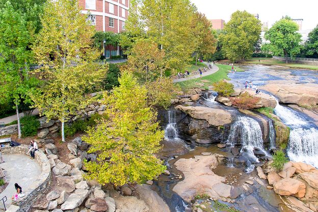 Der Greenville Falls Park in Greenville, South Carolina Der Greenville Falls Park in Greenville, South Carolina