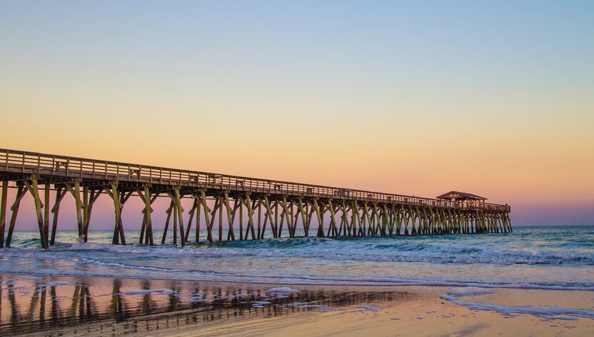 Sonnenaufgang am Myrtle Beach Ocean Pier in South Carolina Sonnenaufgang am Myrtle Beach Ocean Pier in South Carolina