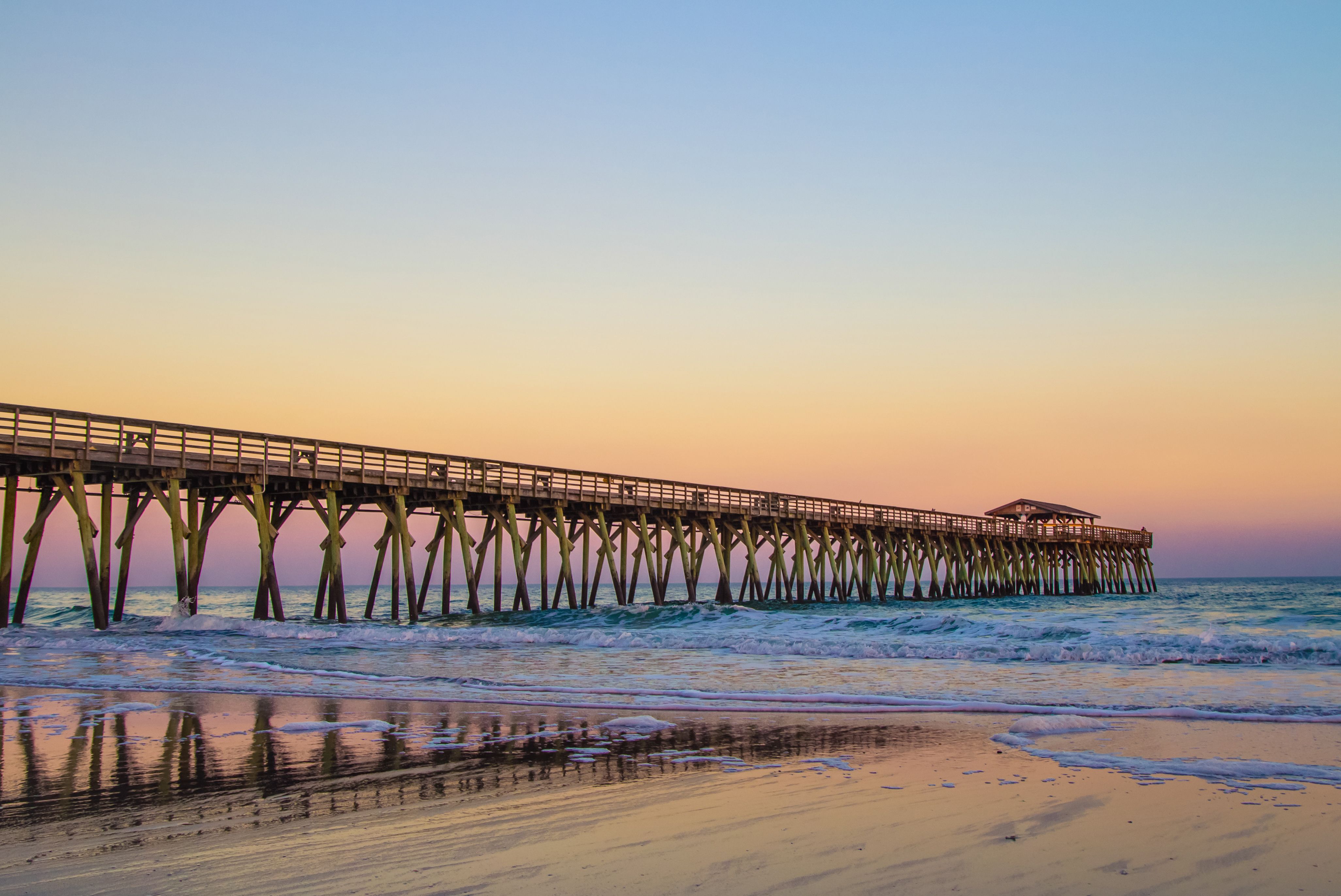 Sonnenaufgang am Myrtle Beach Ocean Pier in South Carolina