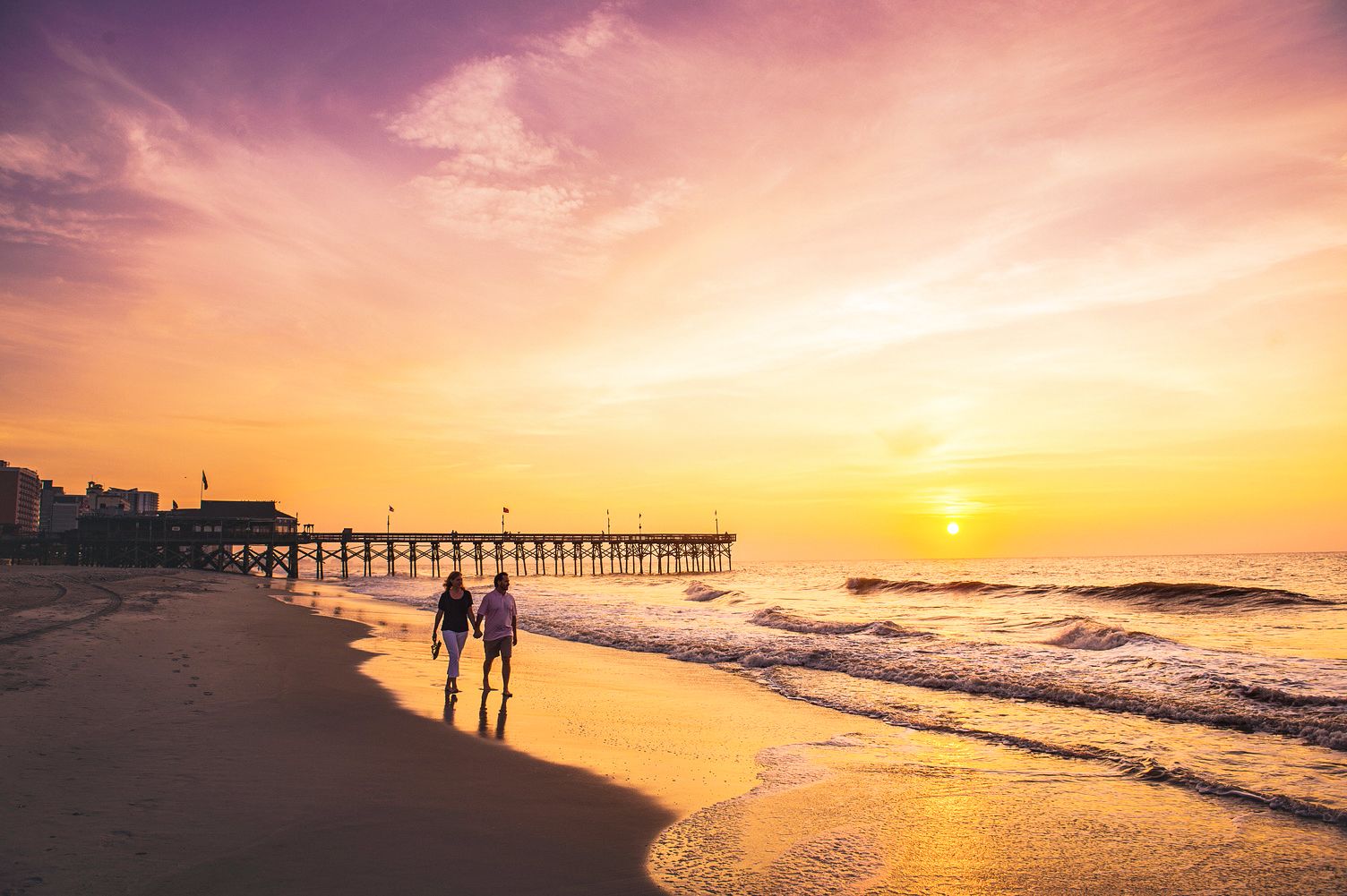 Bei Sonnenaufgang am Strand von Myrtle Beach entlang spazieren