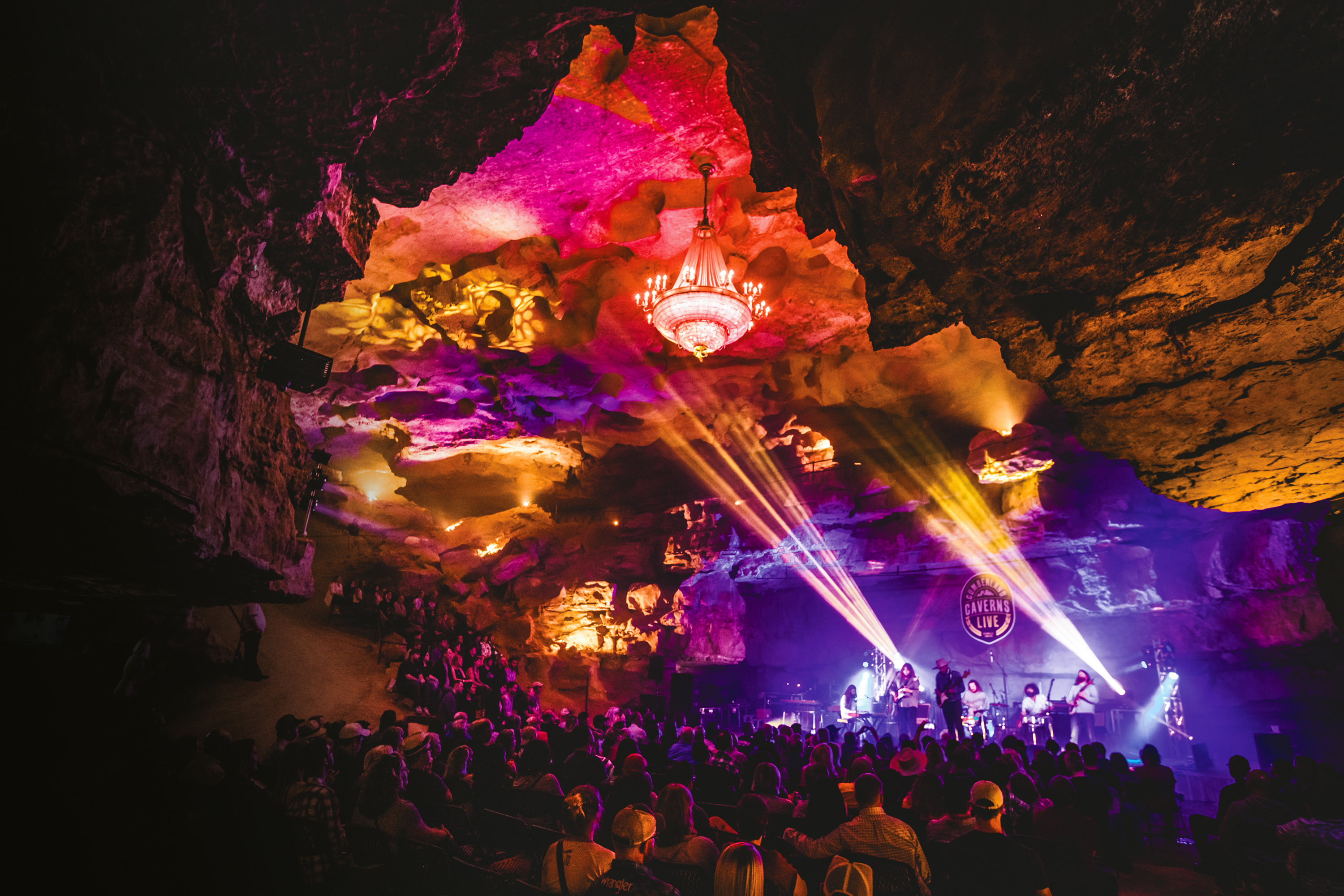 Die Band The Cordovas tritt auf in den Cumberland Caverns in McMinnville, Tennessee