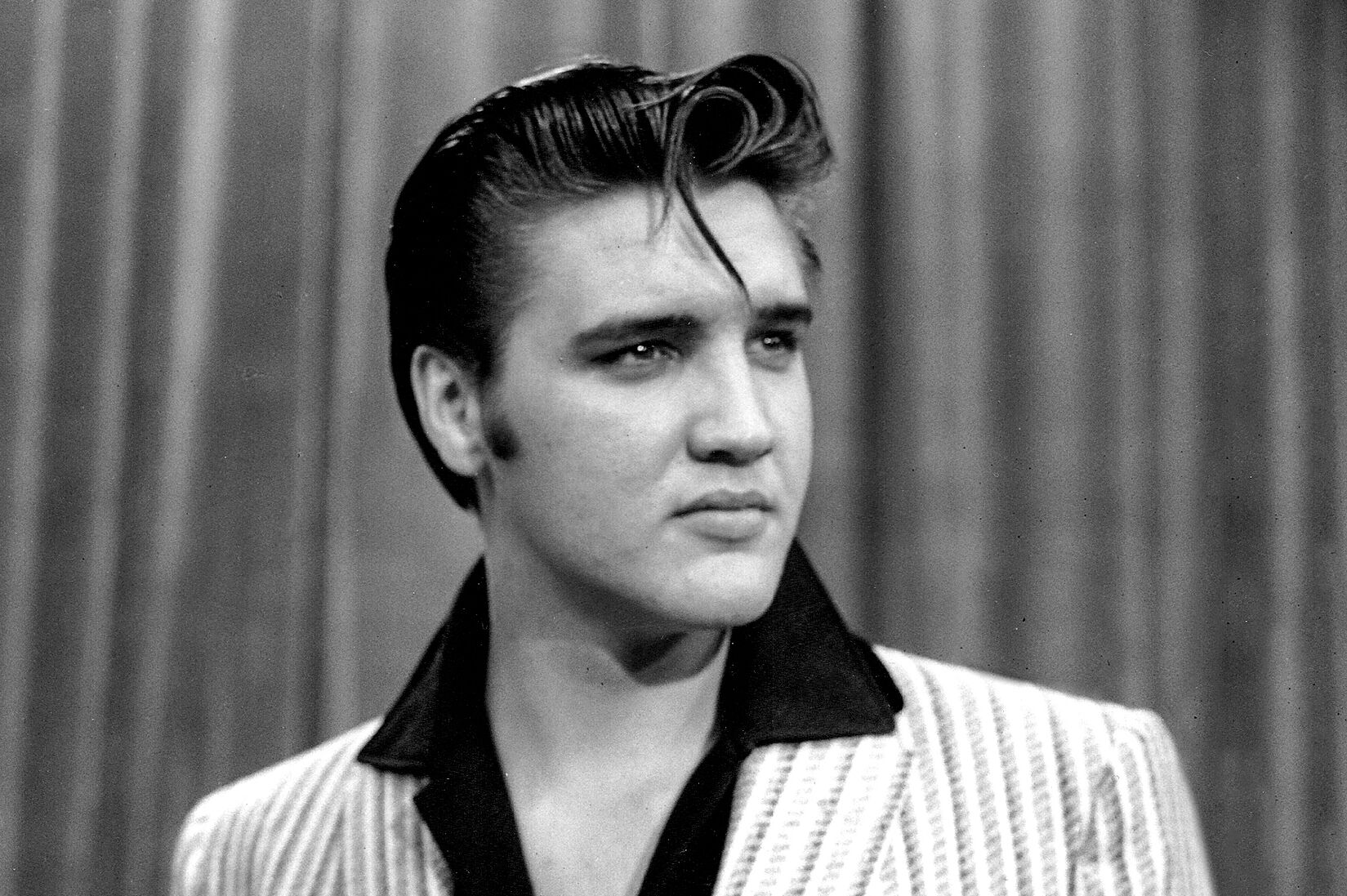 Der US-amerikanischer SÃ¤nger Elvis Presley wÃ¤hrend der Milton Berle Show im Juni 1956