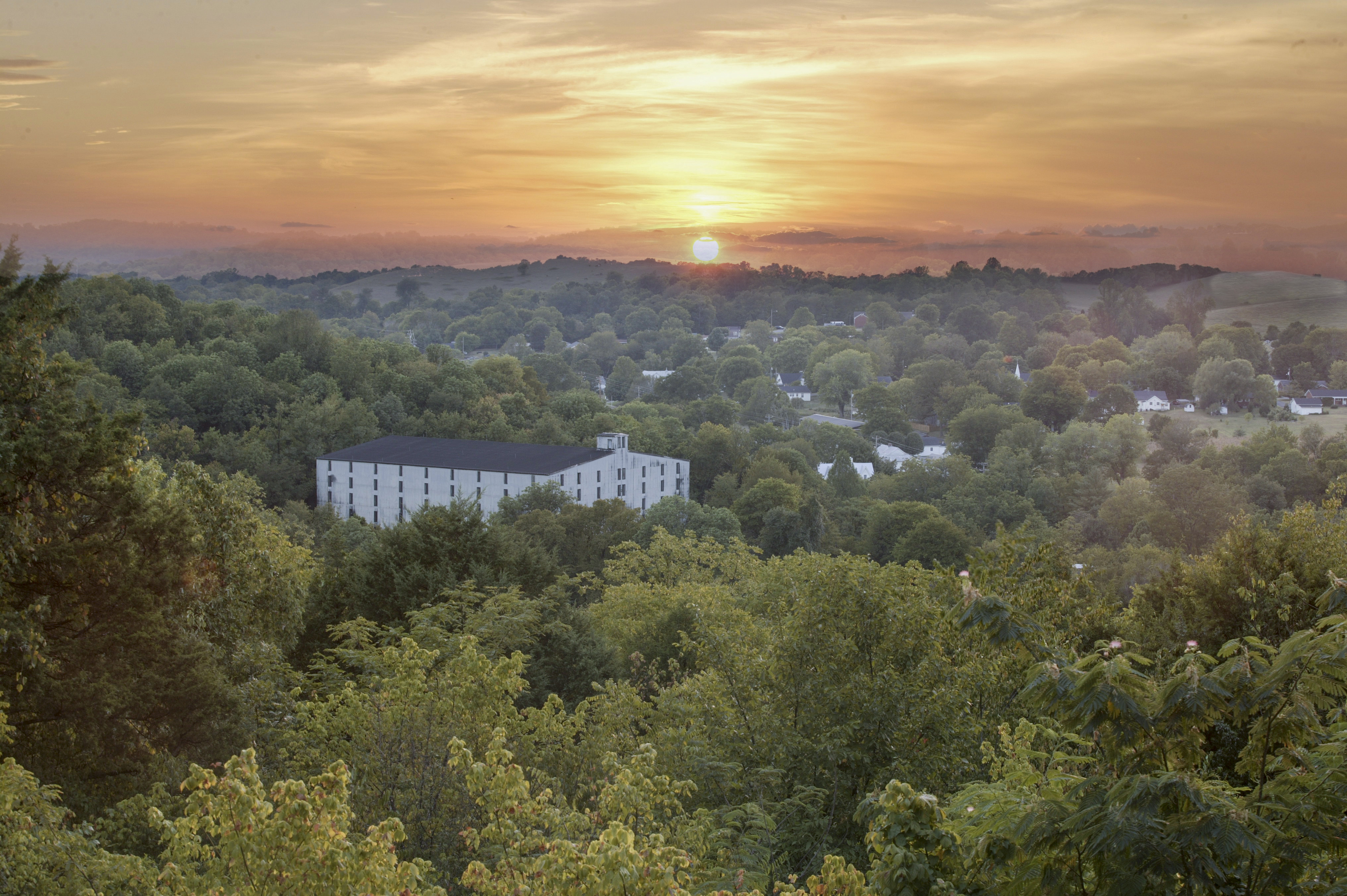 Die Sonne beleuchtet die Distillery von Jack Daniels in Lynchburg, Tennessee