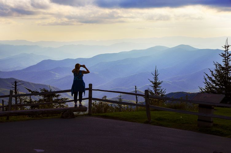 Blau leuchtende Berge im Great Smoky Mountain National Park bei Gatlinburg