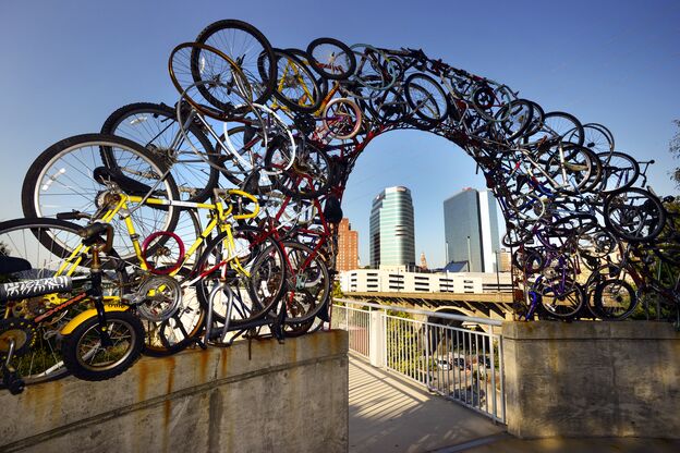 Der kuriose Bicycle Arch in der Innenstadt von Knoxville in Tennessee Der kuriose Bicycle Arch in der Innenstadt von Knoxville in Tennessee