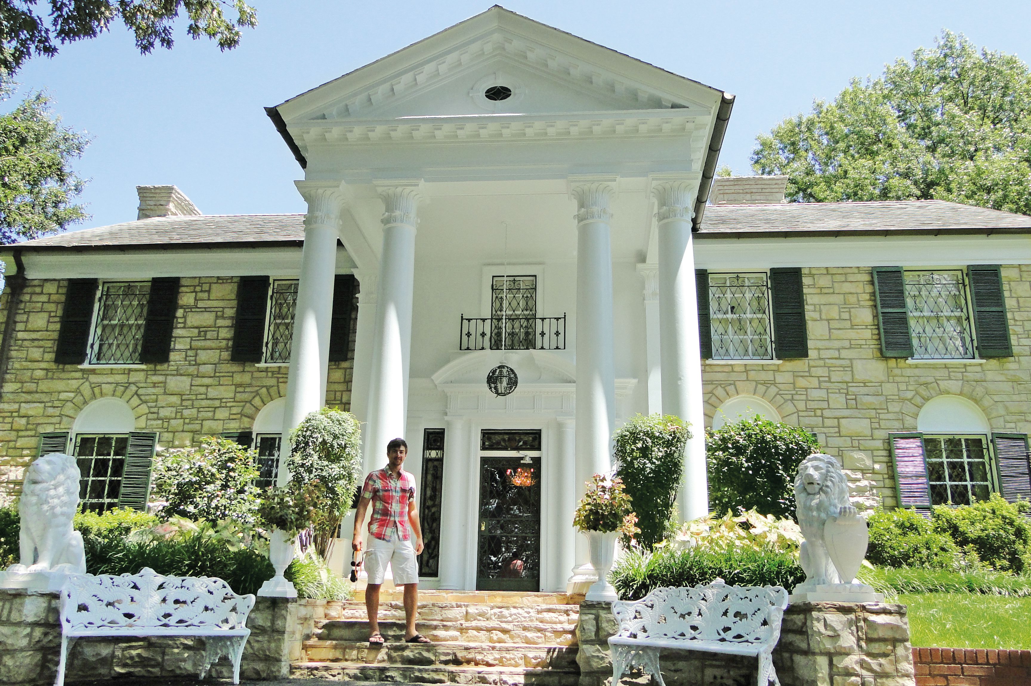 Vor dem Eingang von Graceland