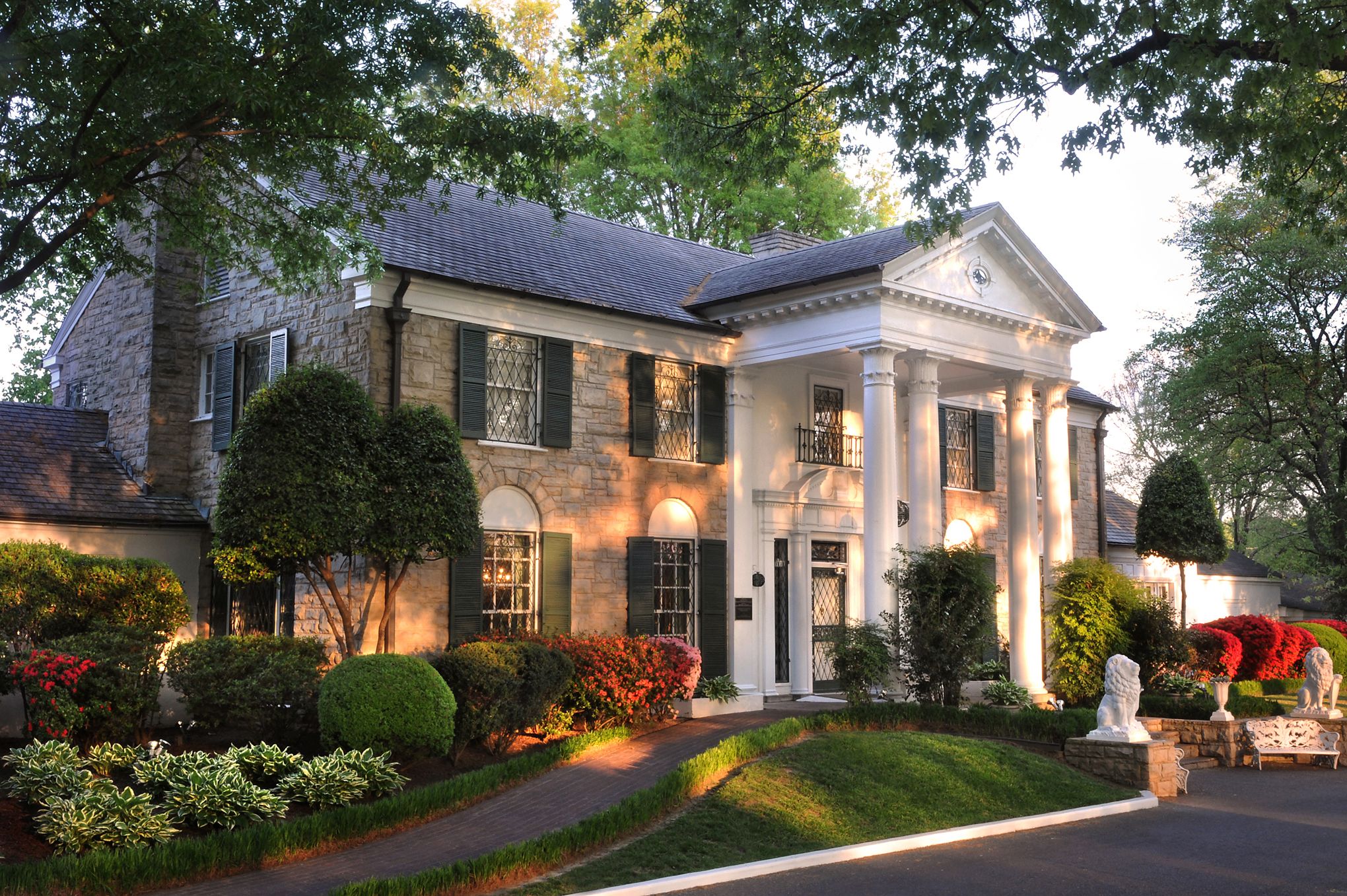 Die AuÃŸenansicht der Villa Graceland von Elvis Presley in Memphis