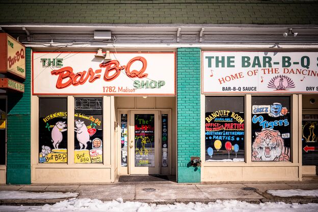 The Bar-B-Q Shop ist eine der besten Adressen in Memphis, um die dort typischen Barbecue-Gerichte zu genießen The Bar-B-Q Shop ist eine der besten Adressen in Memphis, um die dort typischen Barbecue-Gerichte zu genießen