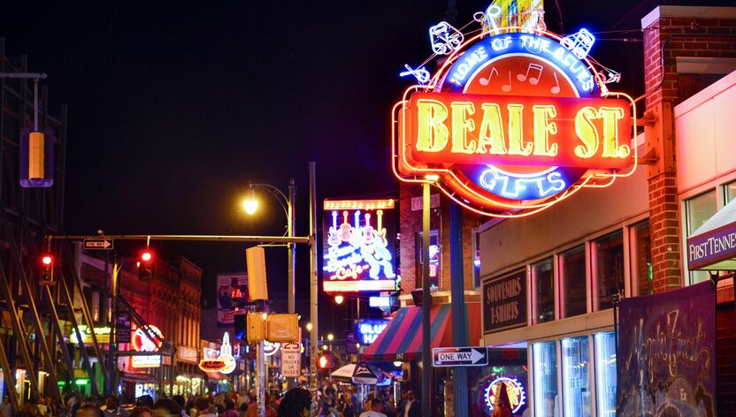Buntes Nachtleben auf der historischen Beale Street in Memphis Buntes Nachtleben auf der historischen Beale Street in Memphis