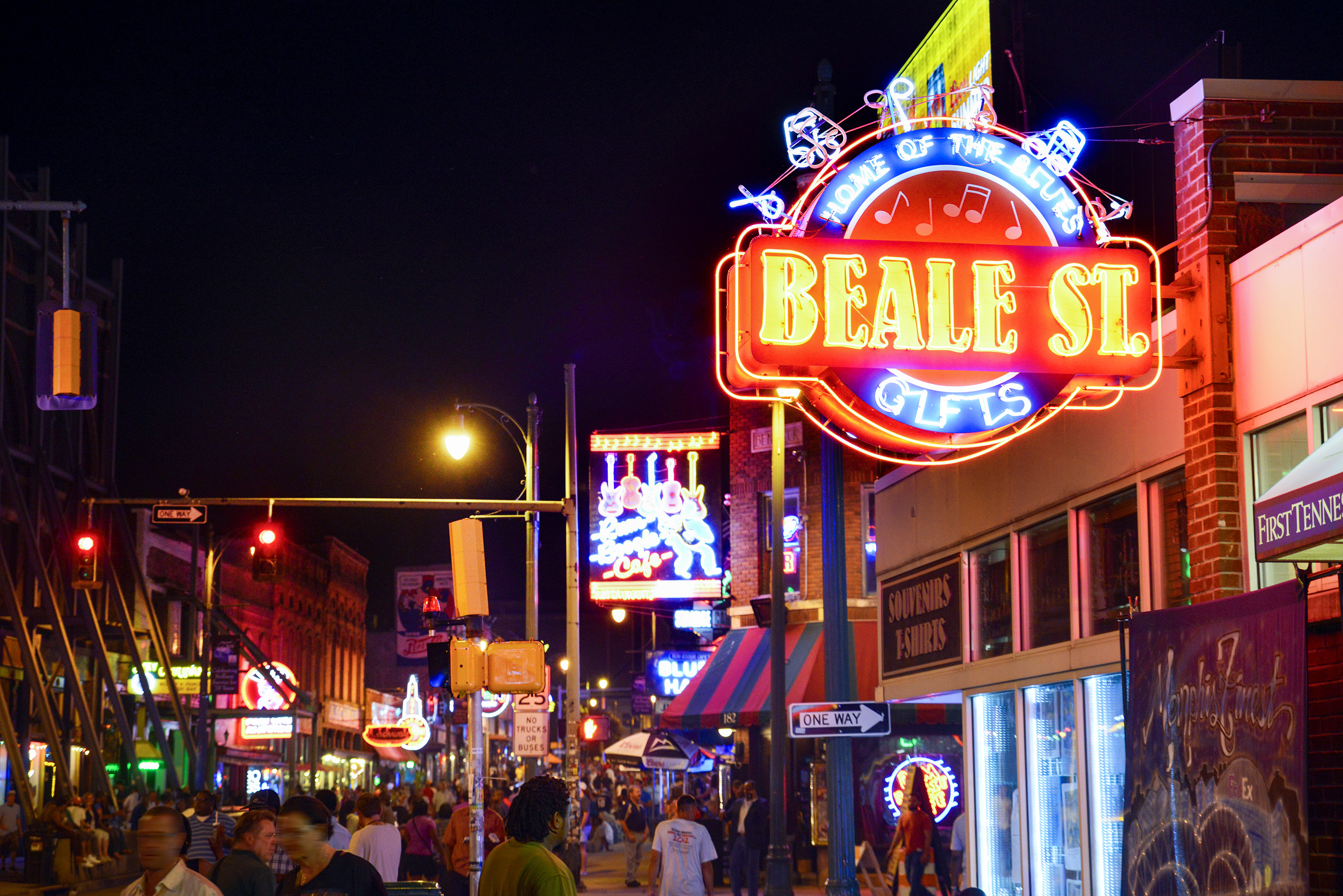 Buntes Nachtleben auf der historischen Beale Street in Memphis