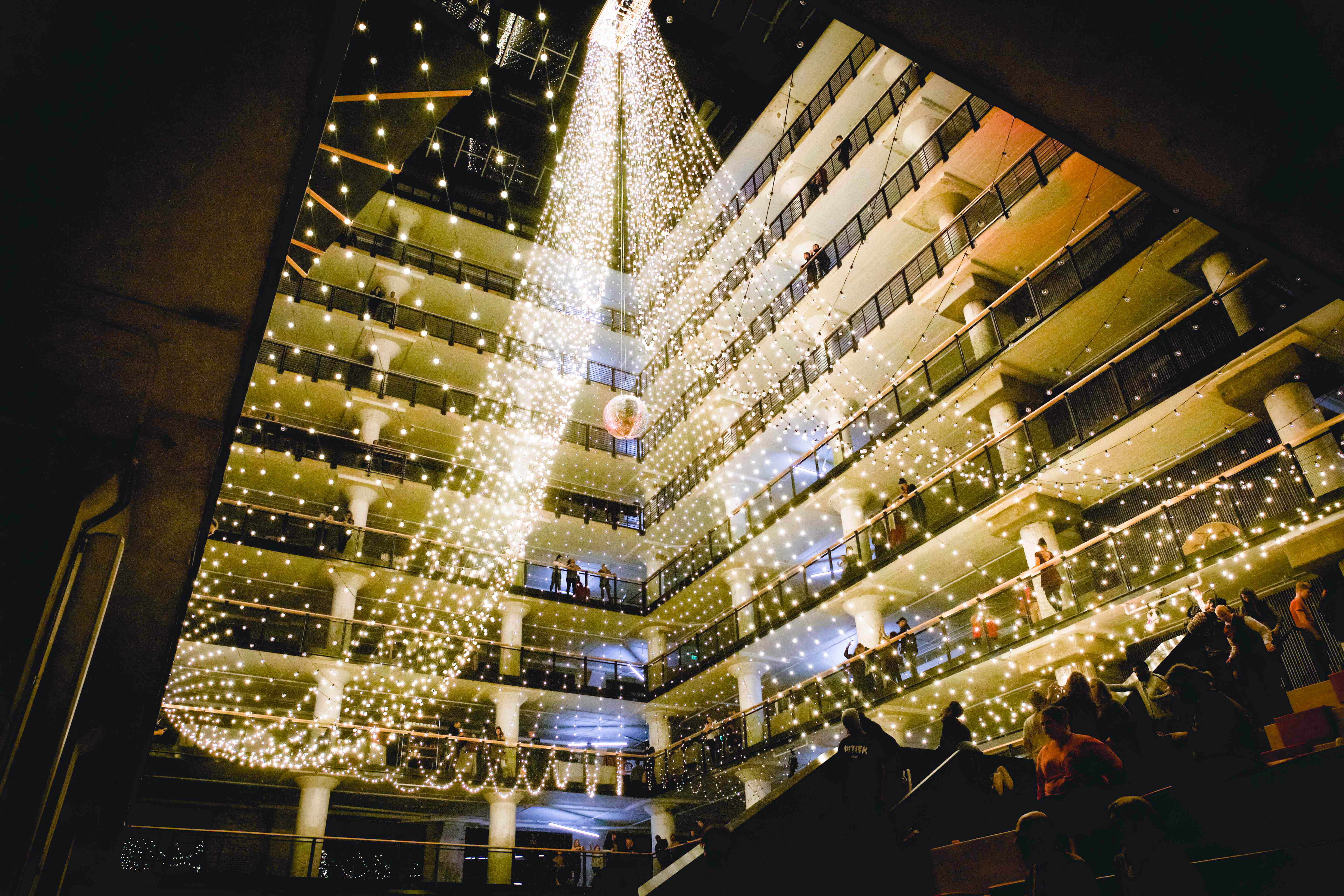 Weihnachtsbeleuchtung im Crosstown Consource in der Innenstadt von Memphis