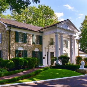 Blick auf die Fassade von Graceland