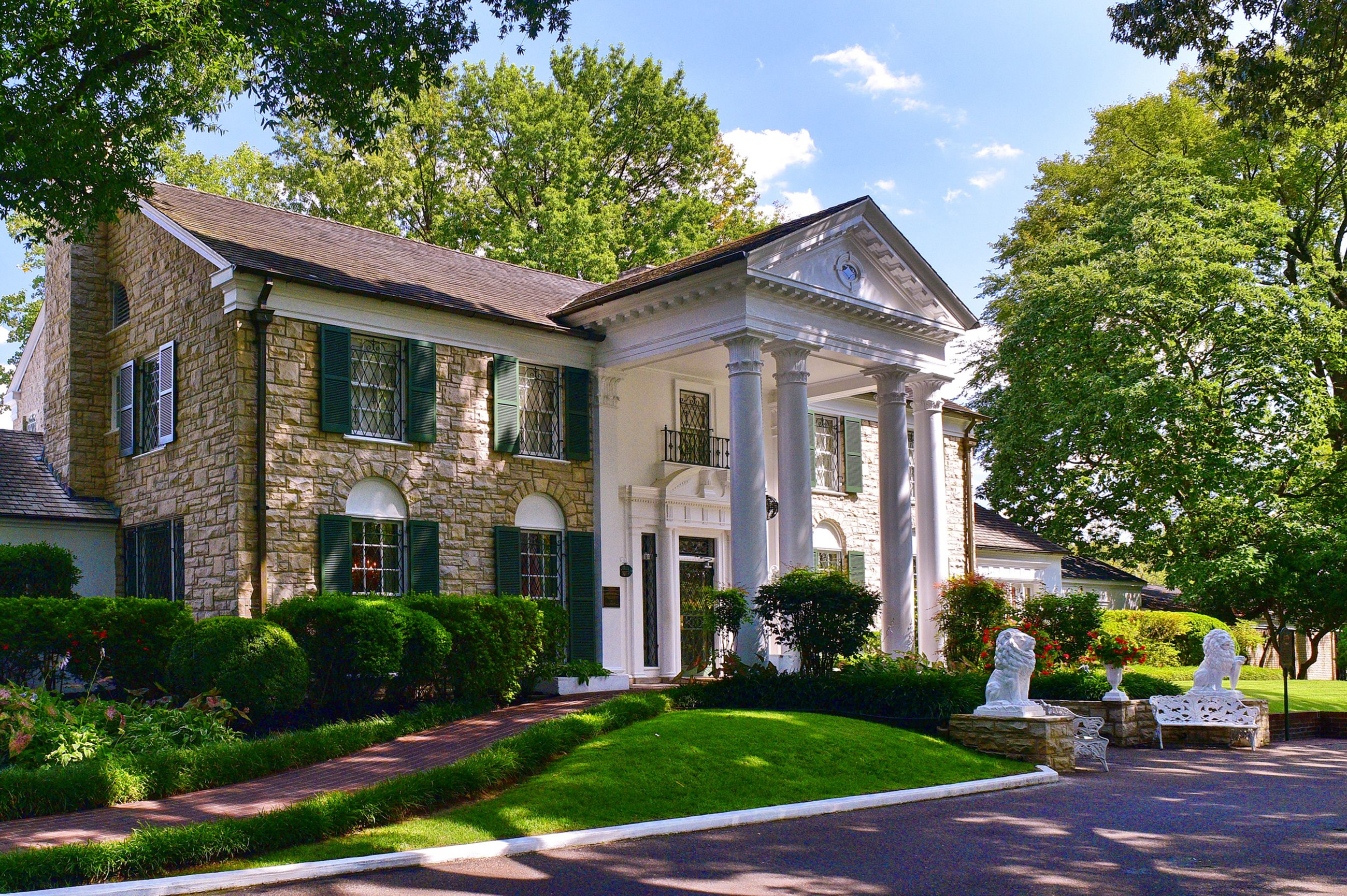 Blick auf die Fassade von Graceland