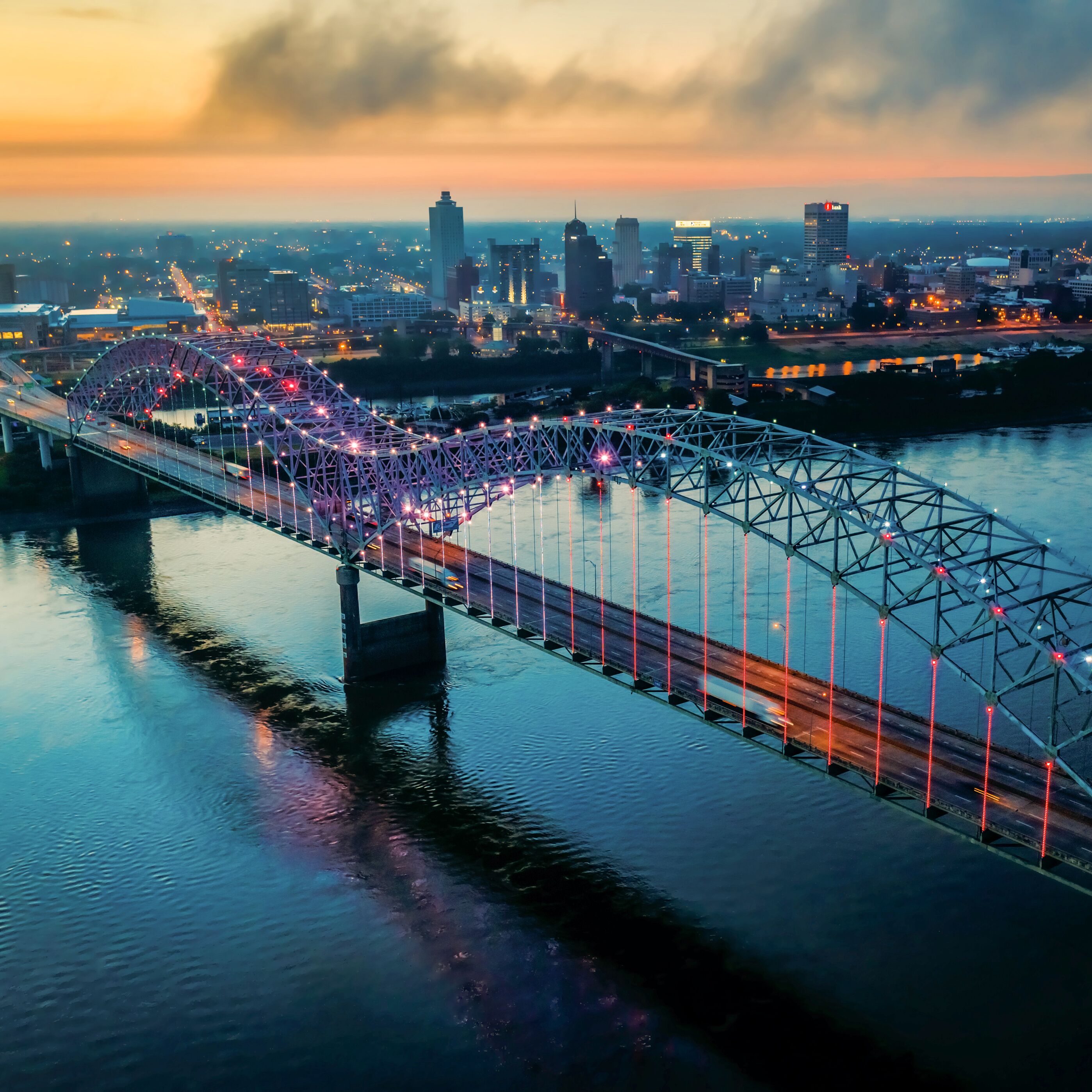 Die beleuchtete Hernando De Soto Bridge bei Sonnenuntergang in Memphis