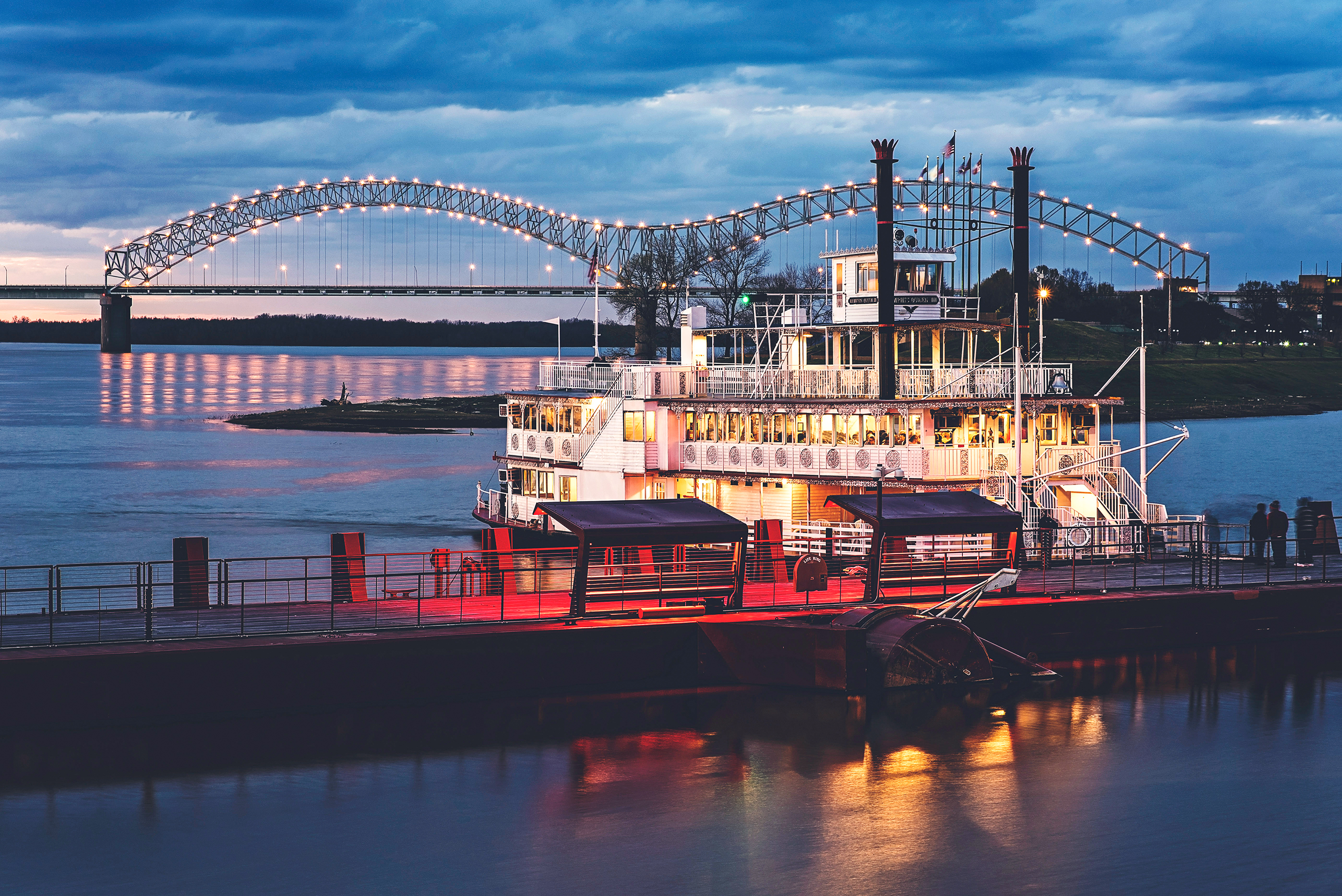 Ein beleuchtetes Schiff an einem Steg des Mississippi