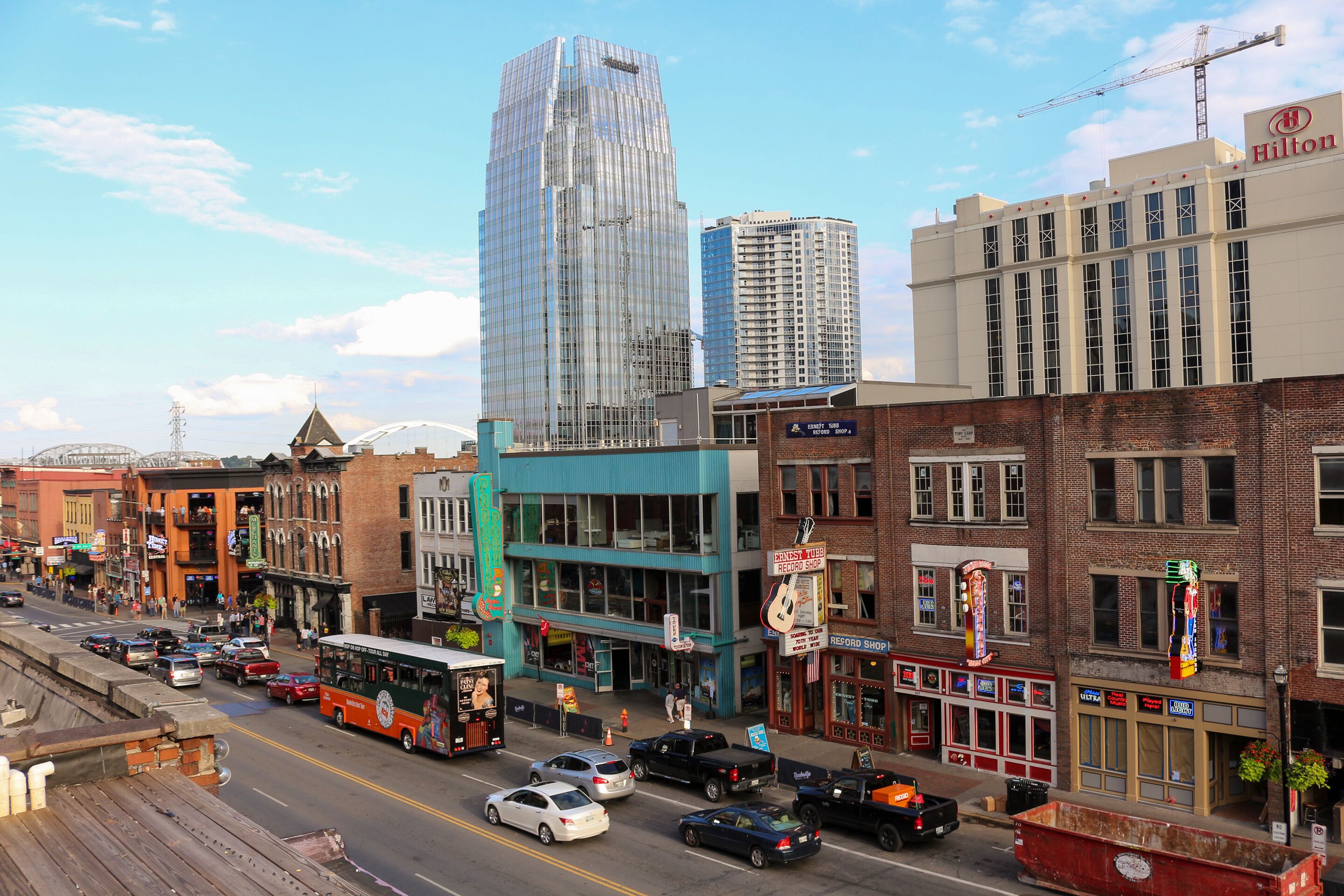 Der sich erstreckende Lower Broadway in Nashville