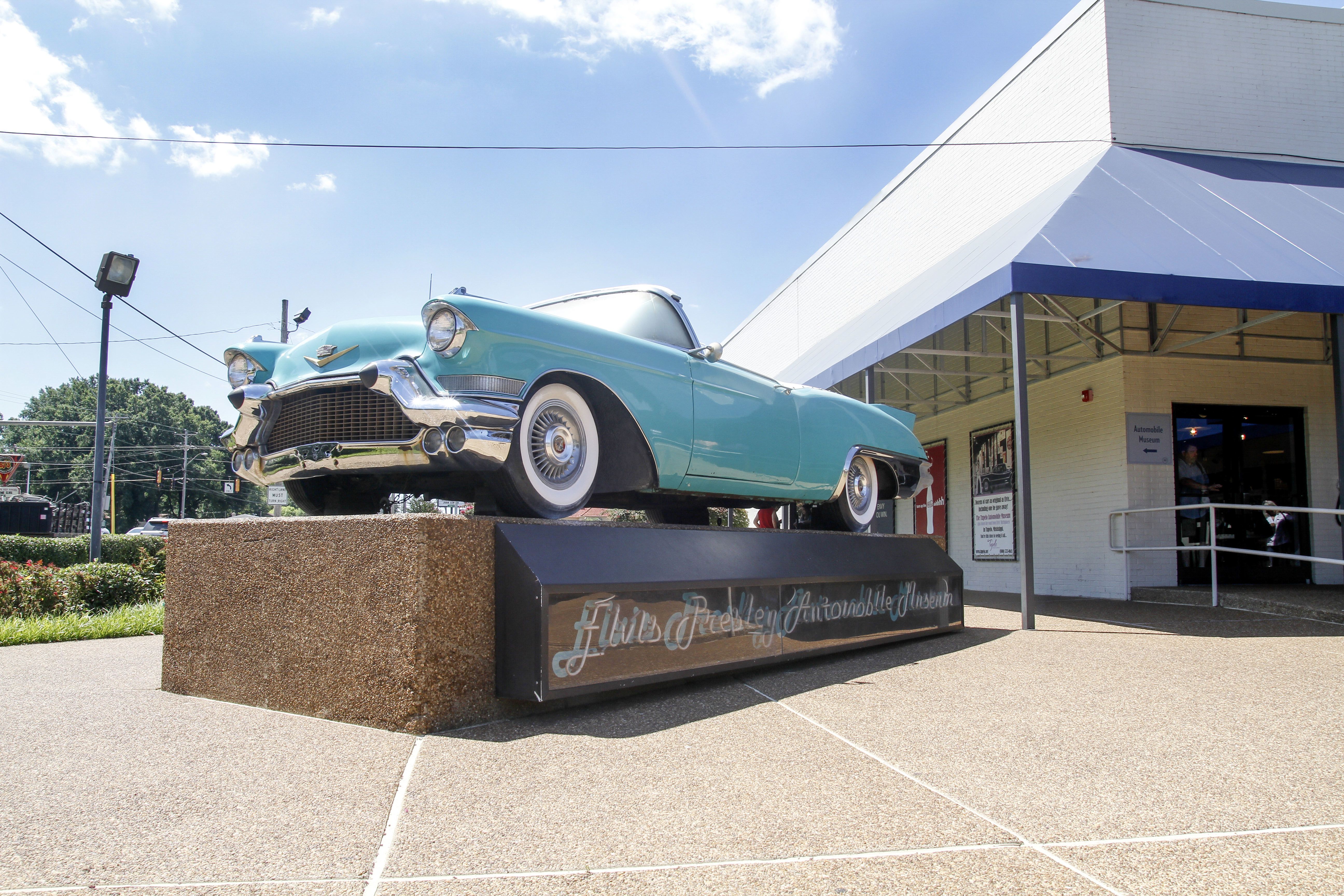 Der Oldtimer vor dem Elvis Presley Automobile Museum in Nashville, Tennessee