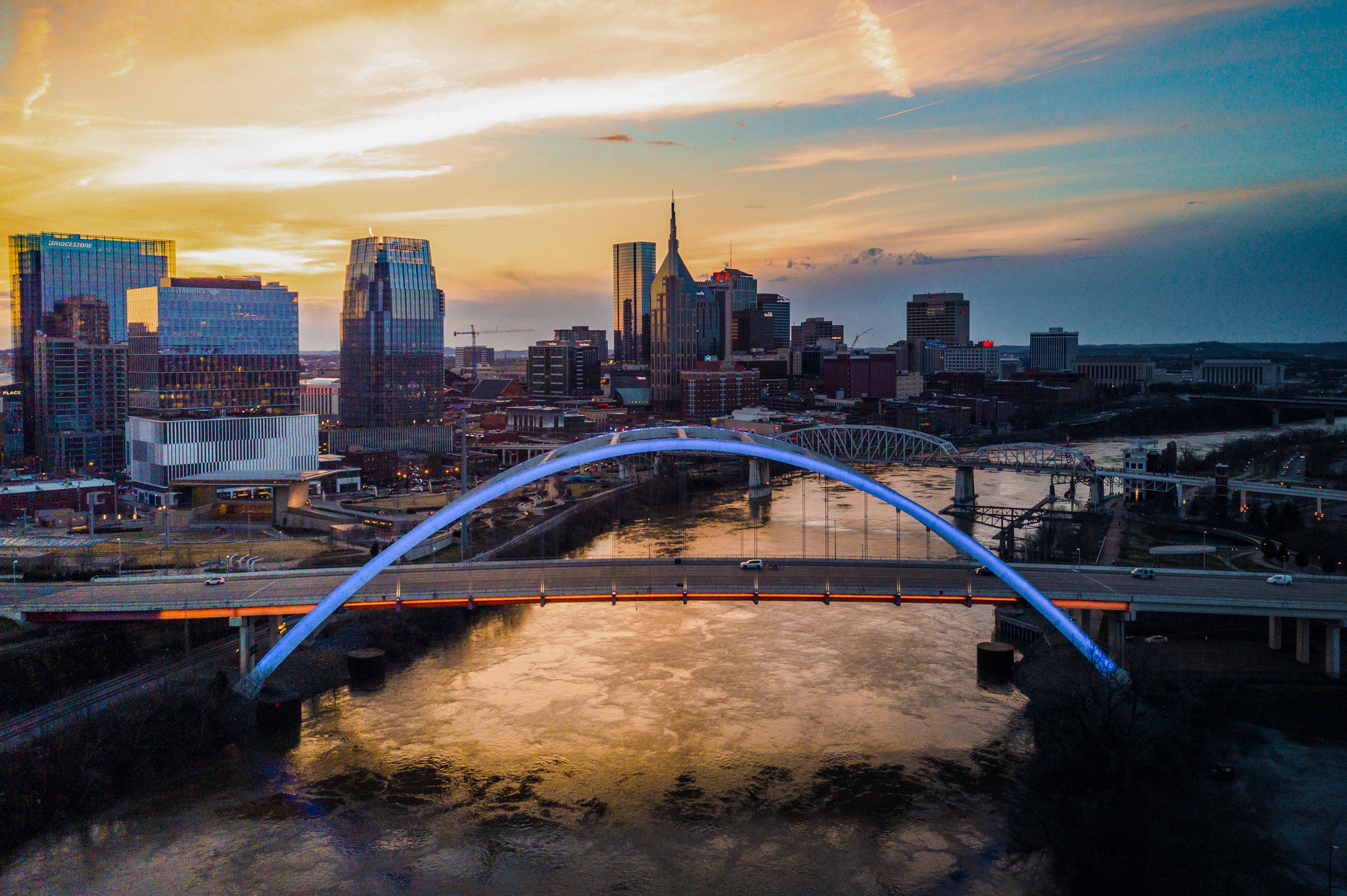 Blick über die vielen Brücken und die Skyline von Nashville, Tennessee