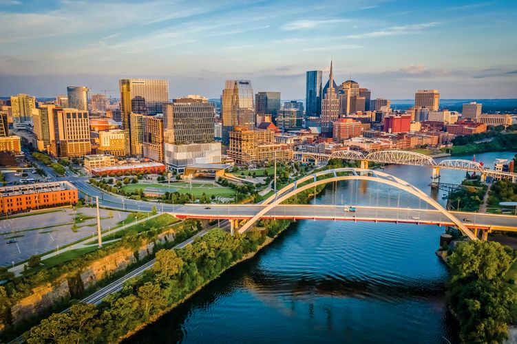 Die Shelby Street Bridge quert den Cumberland River in Nashville