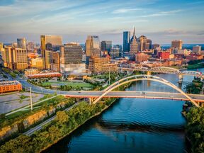 Die Shelby Street Bridge quert den Cumberland River in Nashville