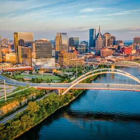 Die Shelby Street Bridge quert den Cumberland River in Nashville