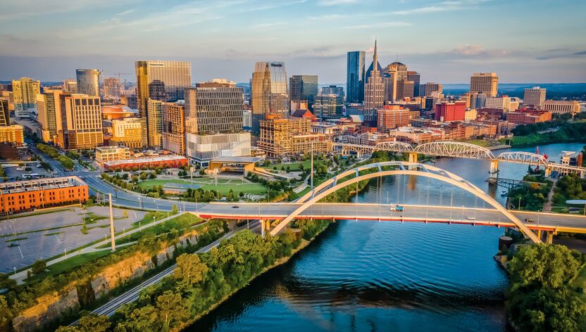 Die Shelby Street Bridge quert den Cumberland River in Nashville
