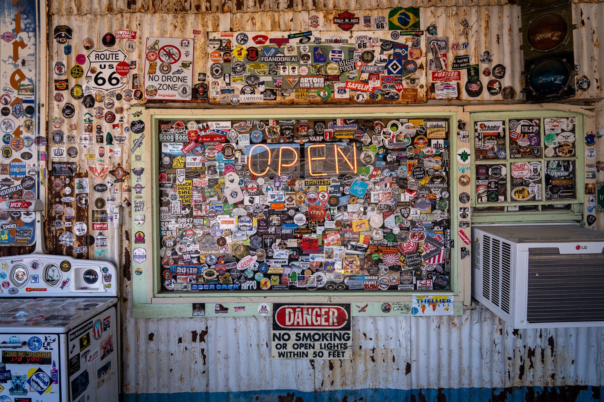 Sticker auf dem Hackberry General Store in Hackberry, Arizona