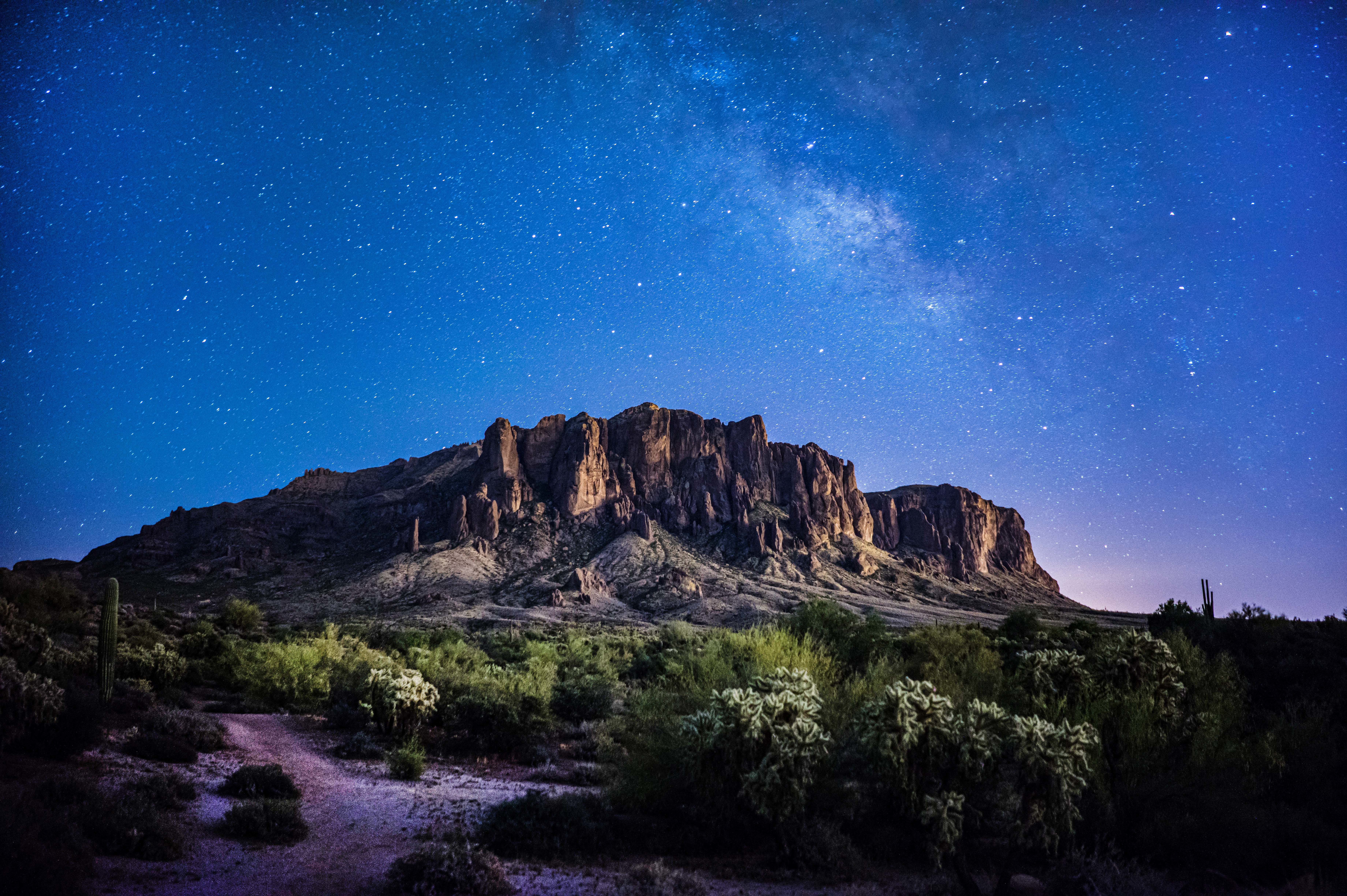 Blick auf den Superstition Mountain in der AbenddÃ¤mmerung in Arizona