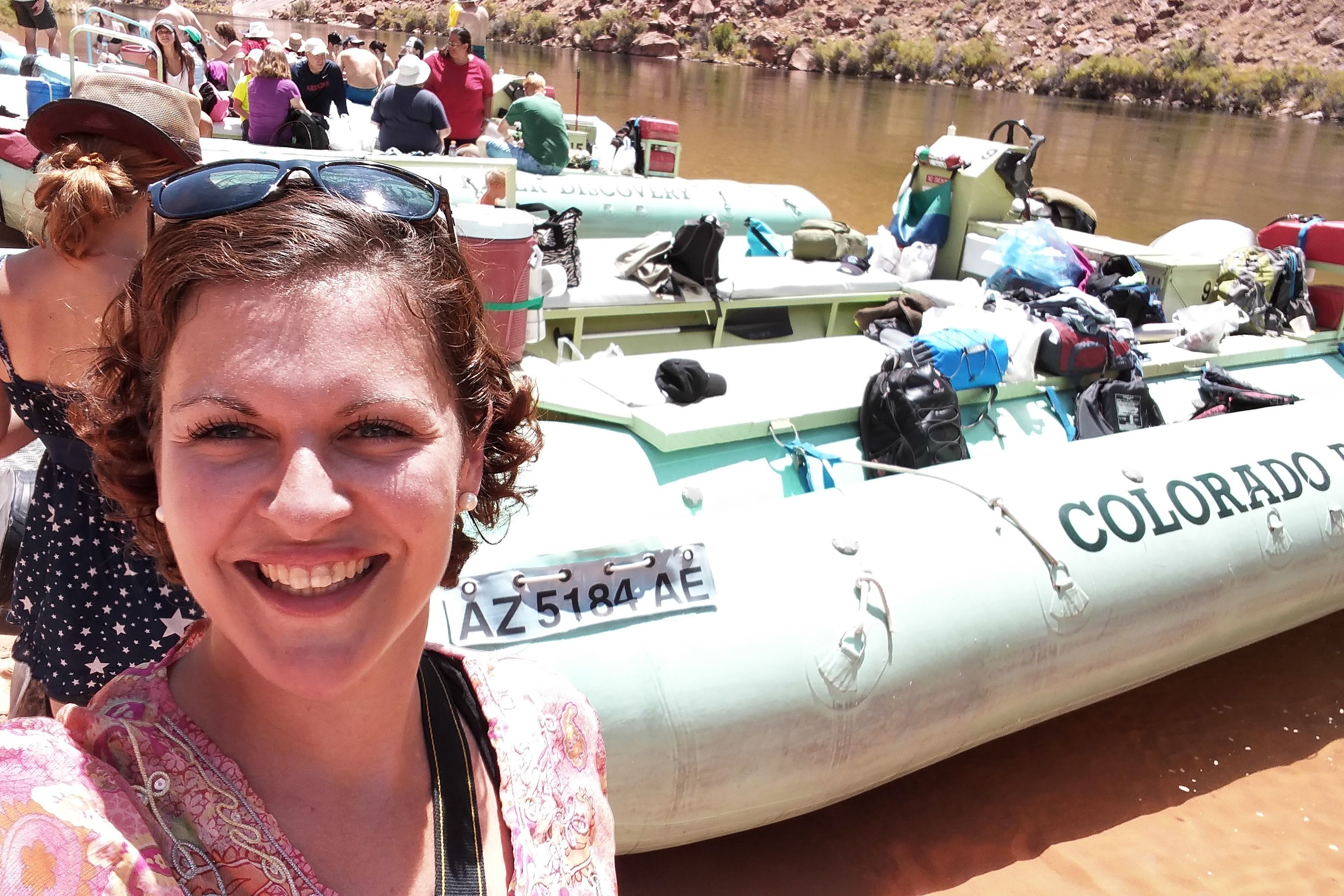 Monika Kraus vor den River Booten, Colorado River, Page, Arizona