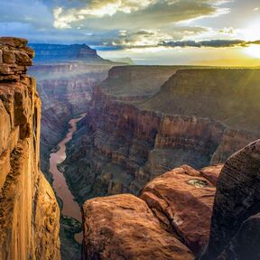 Die Sonne geht auf am Toroweap Lookout am Grand Canyon in Arizona