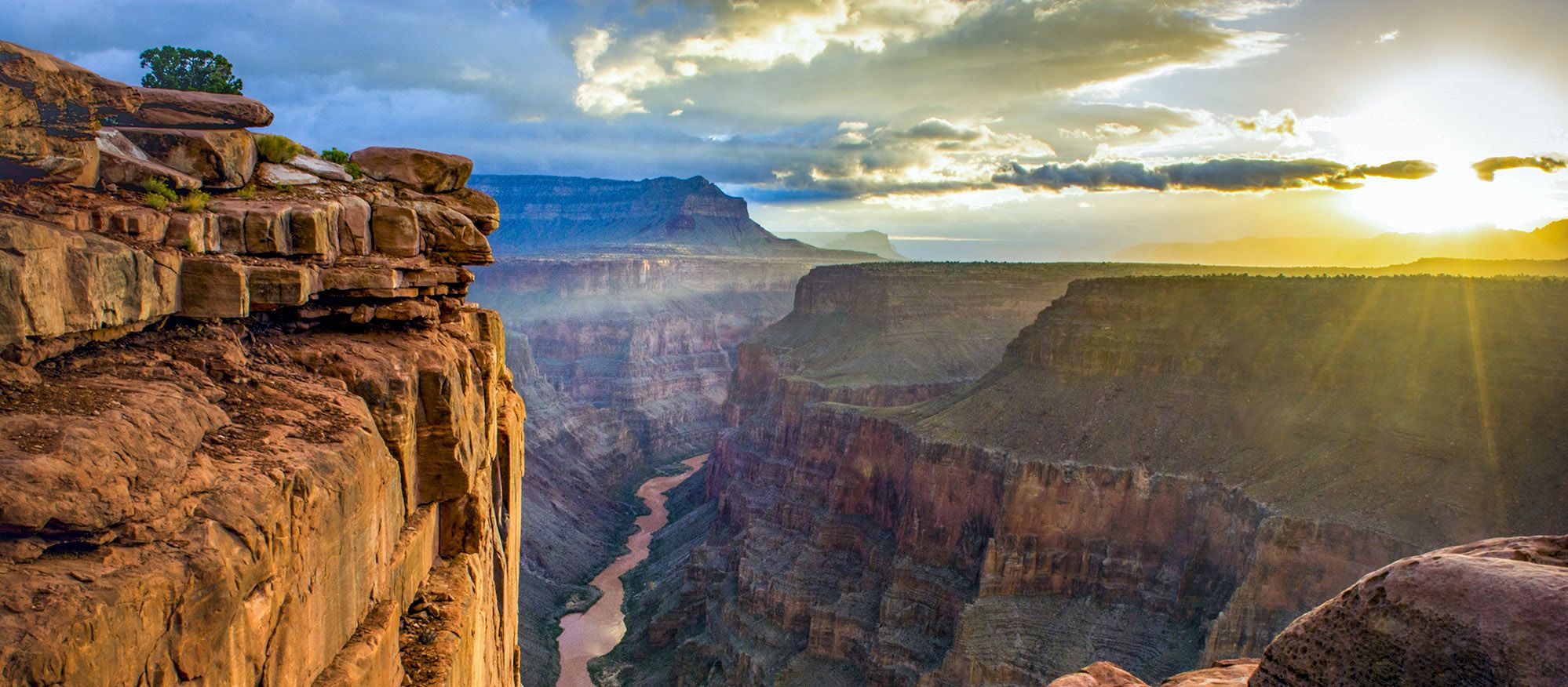 Die Sonne geht auf am Toroweap Lookout am Grand Canyon in Arizona