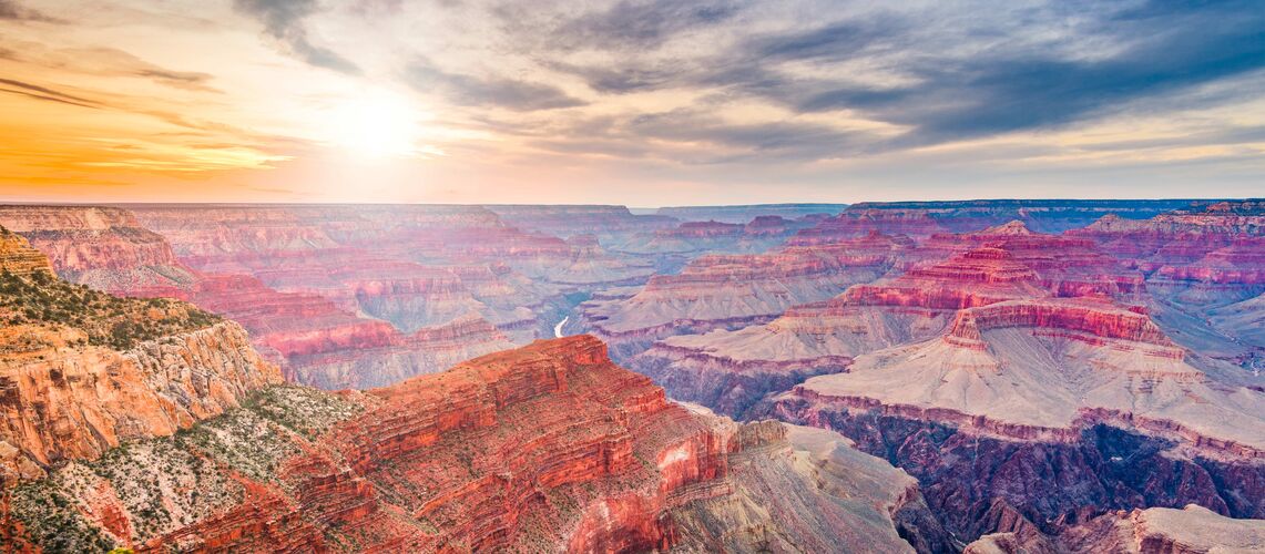 Sonnenaufgang über dem Südrand des Grand Canyon