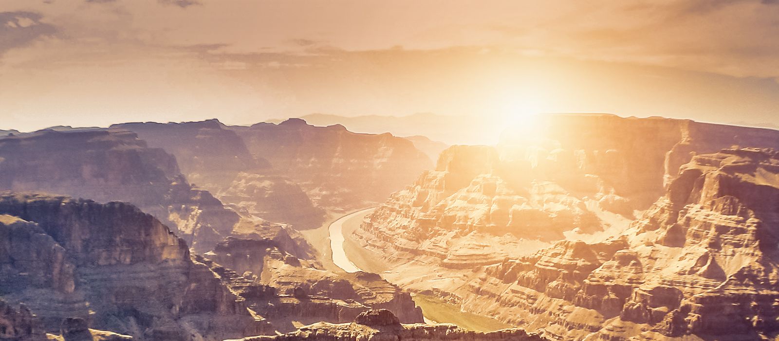 Die Sonne geht unter im Grand Canyon Nationalpark in Arizona