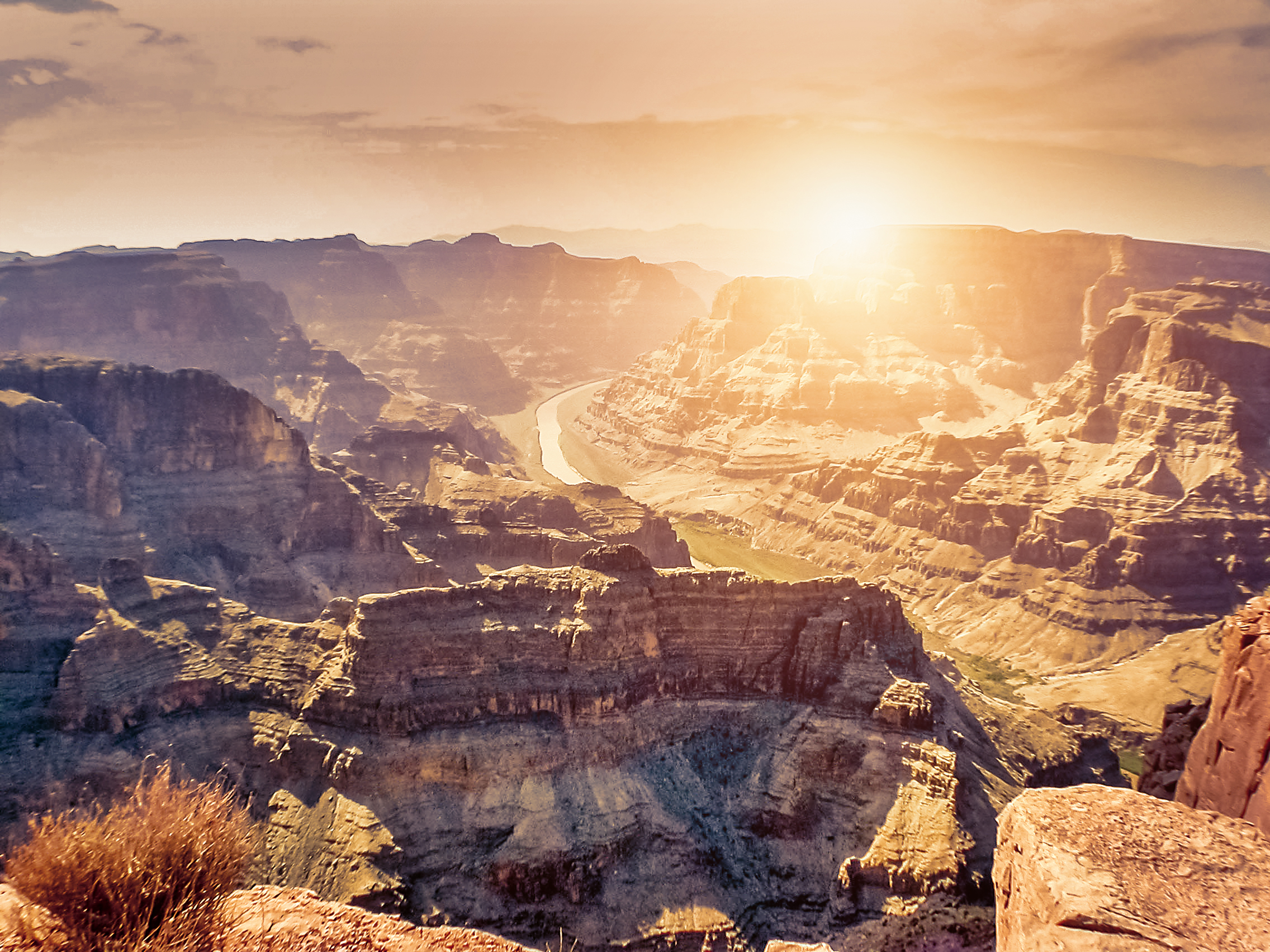 Die Sonne geht unter im Grand Canyon Nationalpark in Arizona