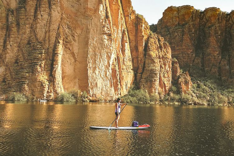 Stand Up Paddling auf dem Canyon Lake in Mesa, Arizona