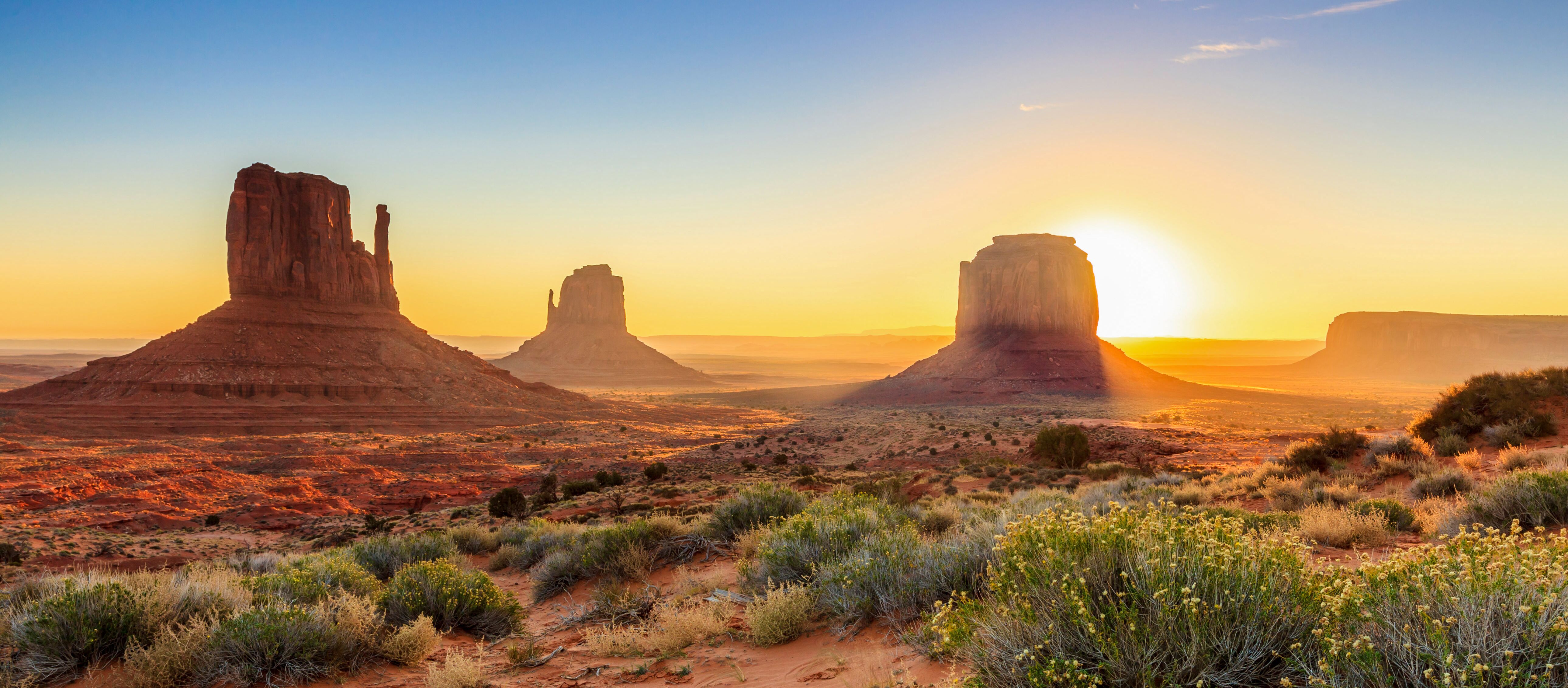 Die Sonne beleuchtet das markante Monument Valley auf dem Gebiet der Navajo in Arizona