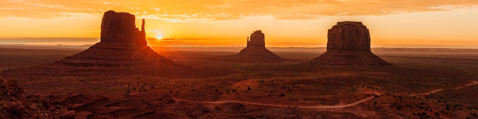 Tief stehende Sonne über dem Monument Valley