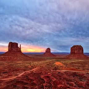 Blick über das Monument Valley im Licht des Sonnenuntergangs, Arizona