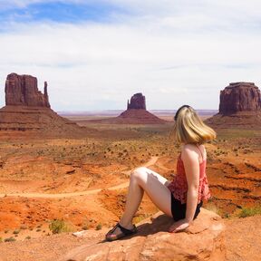 Frau blickt auf das Monument Valley