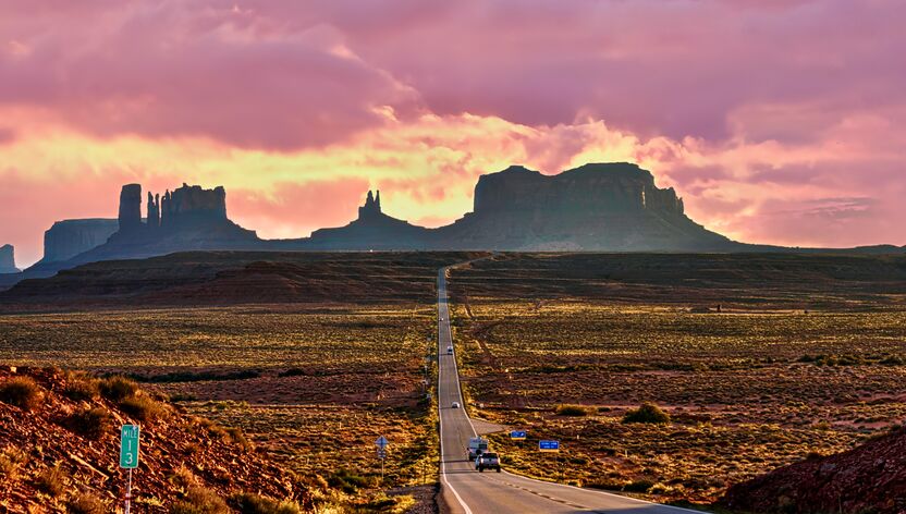 Wunderschöner Himmel vom Sonnenuntergang über dem Monument Valley in Arizona Wunderschöner Himmel vom Sonnenuntergang über dem Monument Valley in Arizona