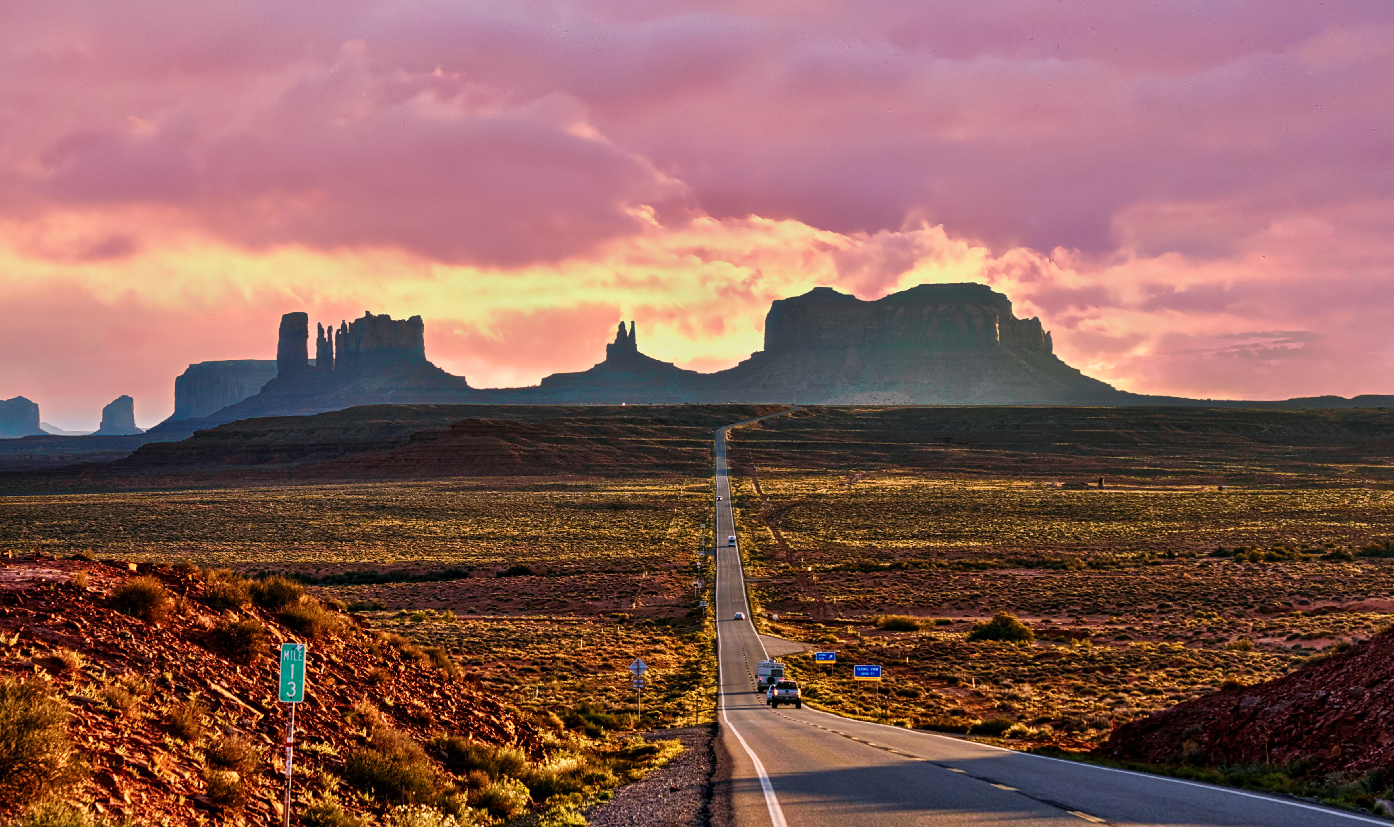 Wunderschöner Himmel vom Sonnenuntergang über dem Monument Valley in Arizona