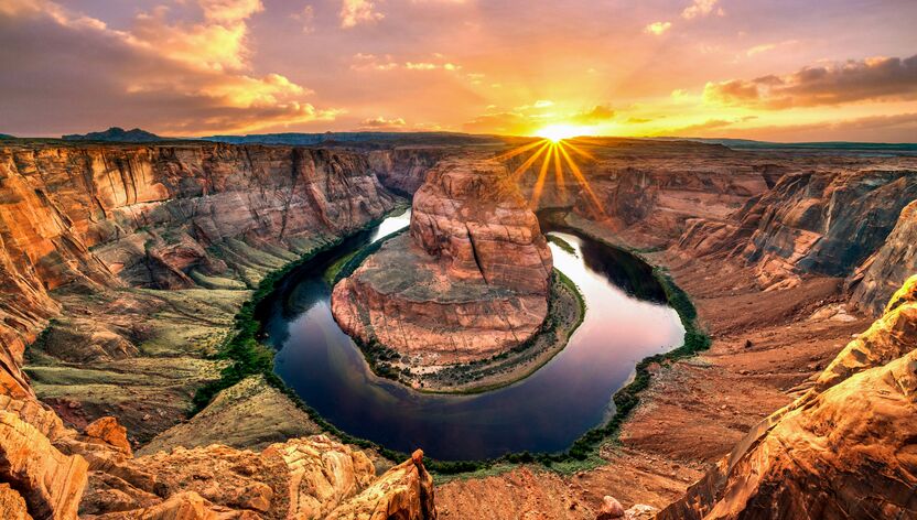Die aufgehende Sonne beleuchtet das bekannte Horseshoe Bend in Arizona Die aufgehende Sonne beleuchtet das bekannte Horseshoe Bend in Arizona