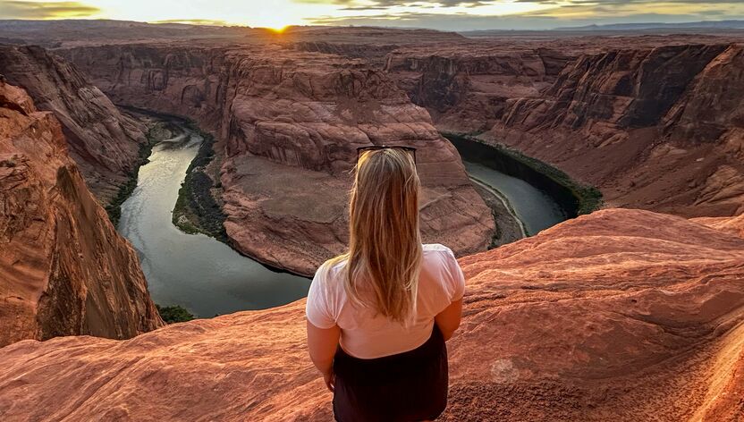 Frau blickt auf den Horseshoe Bend Frau blickt auf den Horseshoe Bend