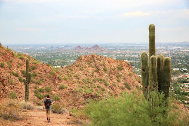 Ausblick vom Camelback Mountain auf den Papago Buttes Trail in Phoenix Ausblick vom Camelback Mountain auf den Papago Buttes Trail in Phoenix