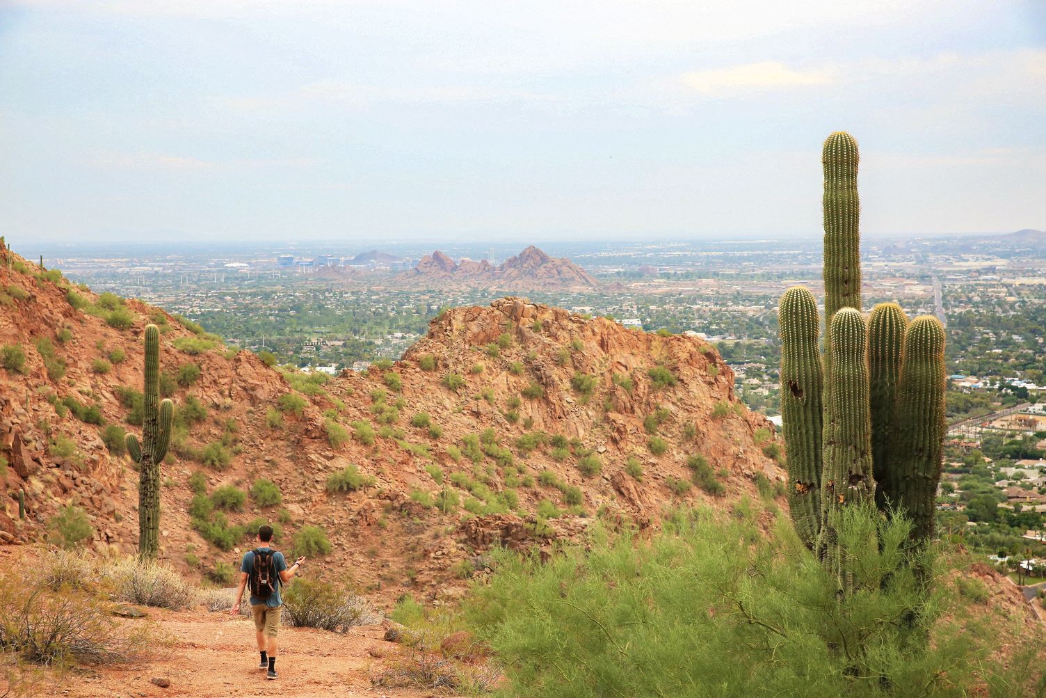 Ausblick vom Camelback Mountain auf den Papago Buttes Trail in Phoenix