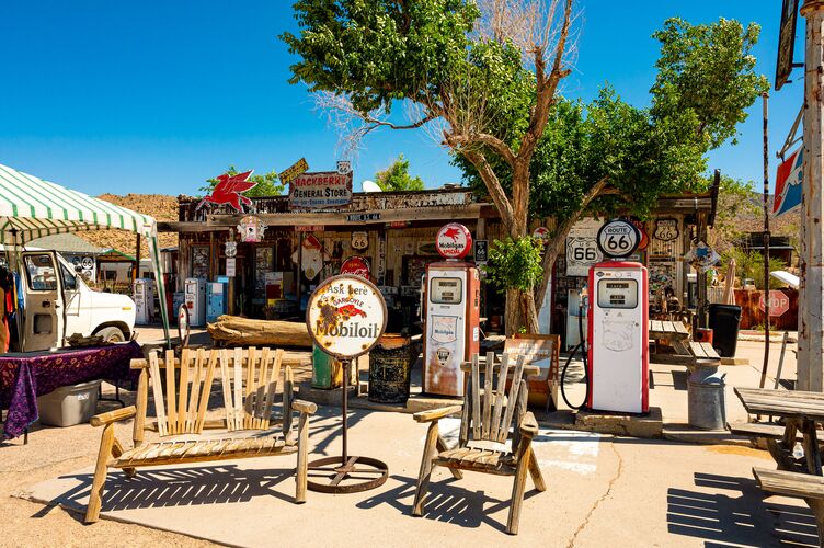 Kurze Rast am bekannten Hackberry General Store an der Route 66 in Arizona