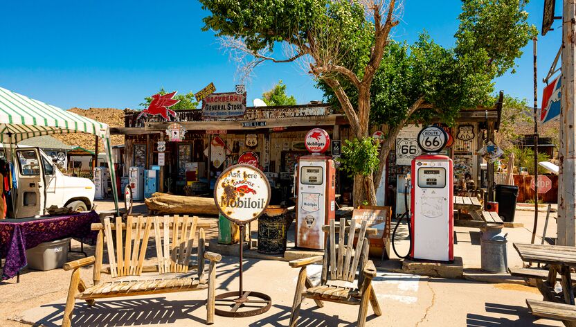 Kurze Rast am bekannten Hackberry General Store an der Route 66 in Arizona Kurze Rast am bekannten Hackberry General Store an der Route 66 in Arizona